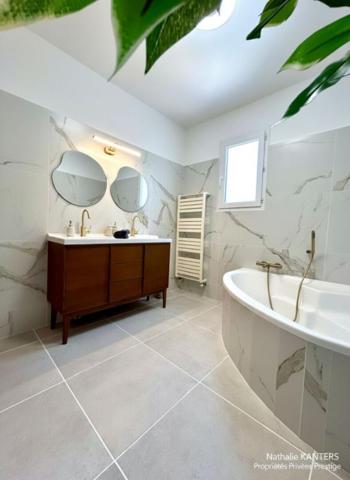 Maison Six Fours Les Plages 7 pièce(s) 200 m2