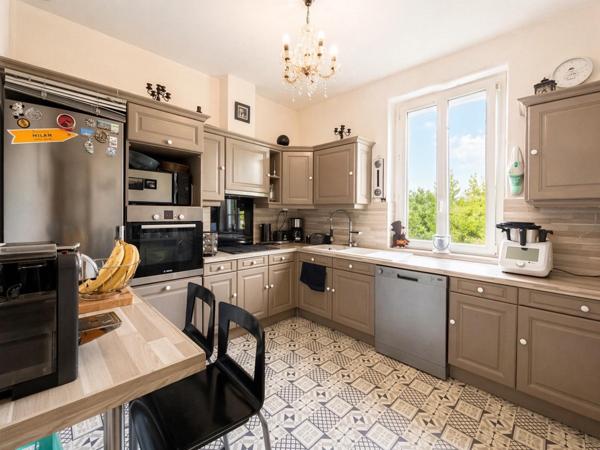 6 chambres, dépendances, calme : le combo rare