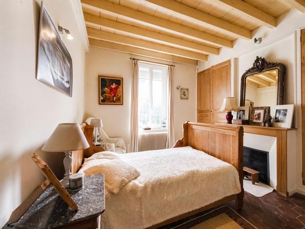 6 chambres, dépendances, calme : le combo rare