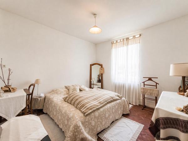 6 chambres, dépendances, calme : le combo rare