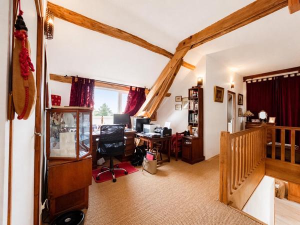 6 chambres, dépendances, calme : le combo rare