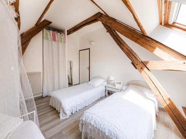 6 chambres, dépendances, calme : le combo rare