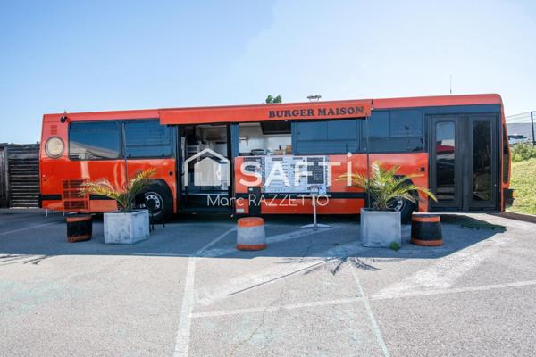 Joli Foodtruck à Burgers de type Bus VASP avec 60m2 de terrasse 4 saisons