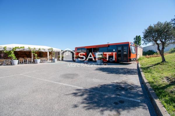 Joli Foodtruck à Burgers de type Bus VASP avec 60m2 de terrasse 4 saisons