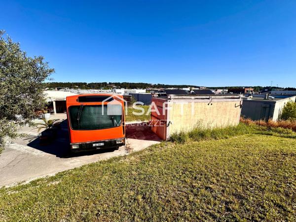 Joli Foodtruck à Burgers de type Bus VASP avec 60m2 de terrasse 4 saisons