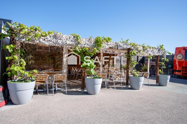 Joli Foodtruck à Burgers de type Bus VASP avec 60m2 de terrasse 4 saisons