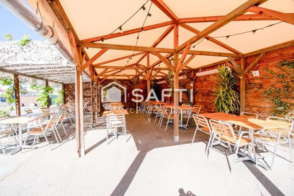 Joli Foodtruck à Burgers de type Bus VASP avec 60m2 de terrasse 4 saisons