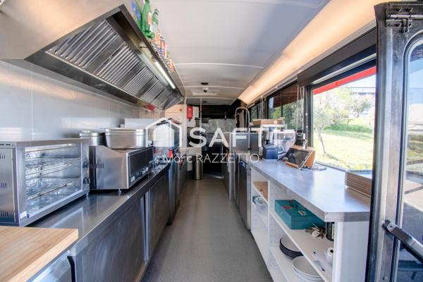 Joli Foodtruck à Burgers de type Bus VASP avec 60m2 de terrasse 4 saisons