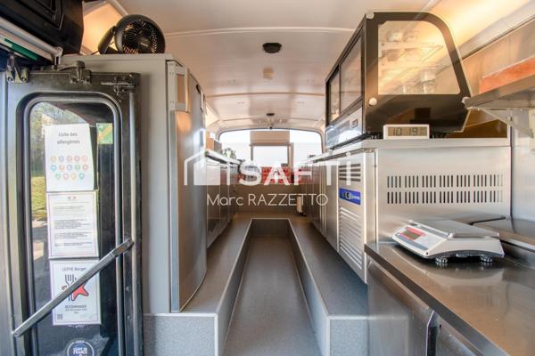 Joli Foodtruck à Burgers de type Bus VASP avec 60m2 de terrasse 4 saisons