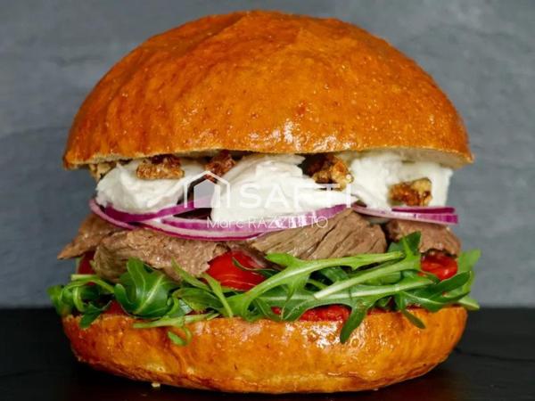 Joli Foodtruck à Burgers de type Bus VASP avec 60m2 de terrasse 4 saisons