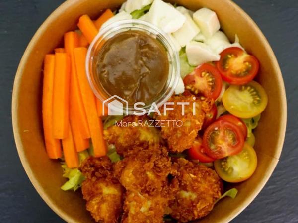 Joli Foodtruck à Burgers de type Bus VASP avec 60m2 de terrasse 4 saisons