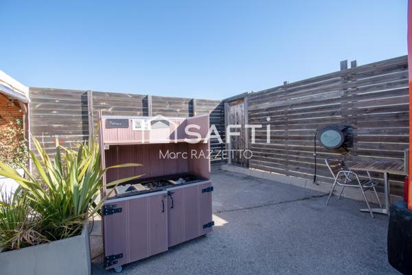 Joli Foodtruck à Burgers de type Bus VASP avec 60m2 de terrasse 4 saisons