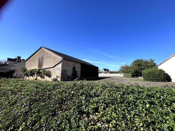 BIGNOUX ? TERRAIN CONSTRUCTIBLE DE 1 500 M² AVEC 200 M² DE DÉPENDANCES
