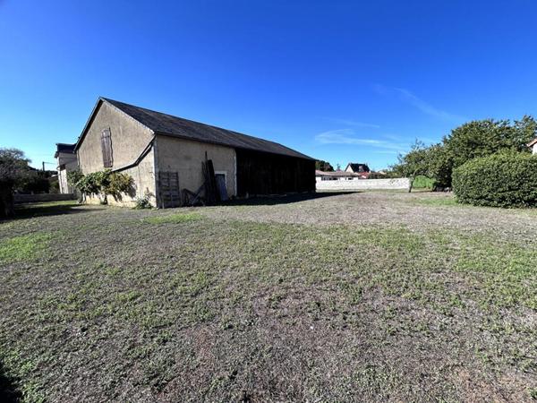 BIGNOUX ? TERRAIN CONSTRUCTIBLE DE 1 500 M² AVEC 200 M² DE DÉPENDANCES