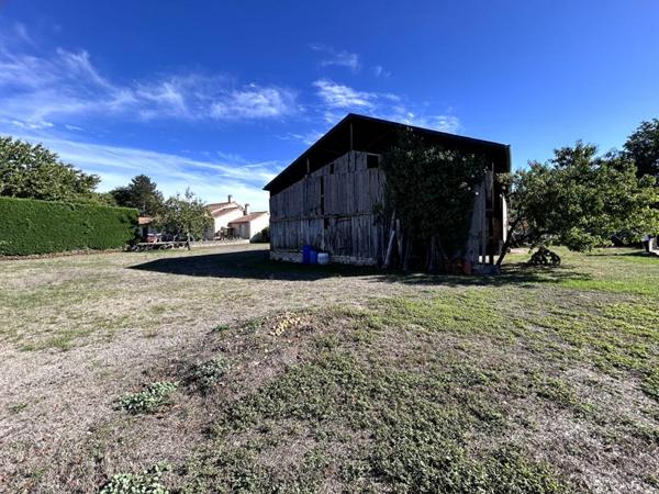 BIGNOUX ? TERRAIN CONSTRUCTIBLE DE 1 500 M² AVEC 200 M² DE DÉPENDANCES