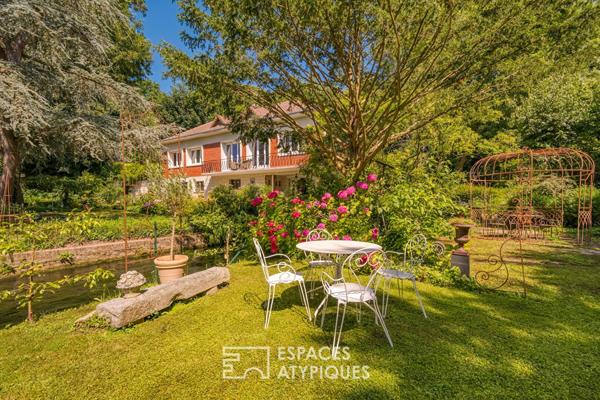 Maison des sixties rénovée, avec rivière, source et chutes d’eau privatives