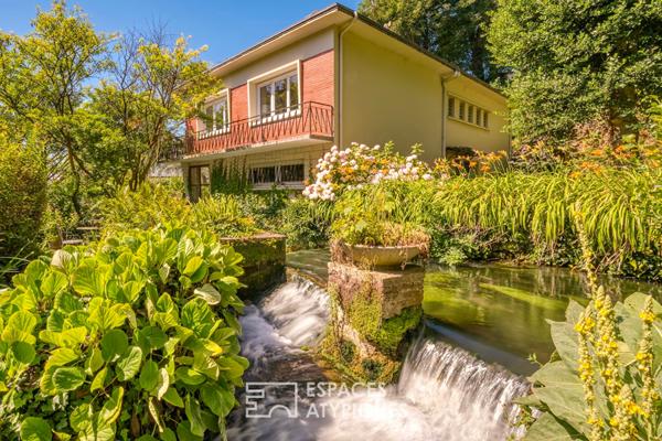 Maison des sixties rénovée, avec rivière, source et chutes d’eau privatives