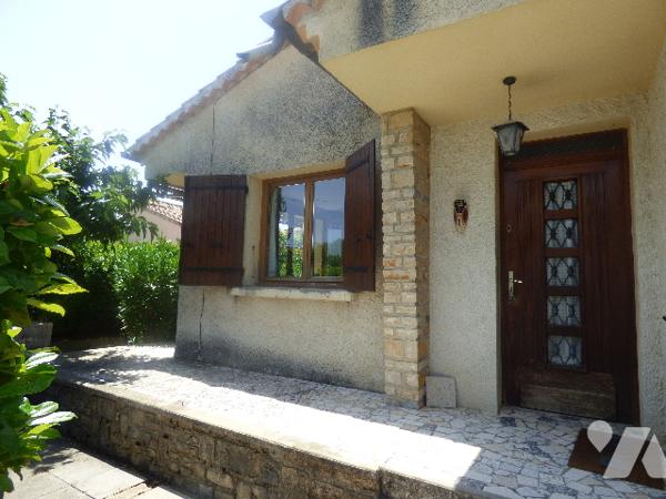 Villa plain pied en quartier calme avec garage et cabanon, sur un terrain clos et arboré de 492 m².