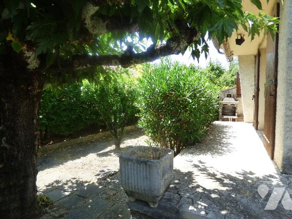 Villa plain pied en quartier calme avec garage et cabanon, sur un terrain clos et arboré de 492 m².