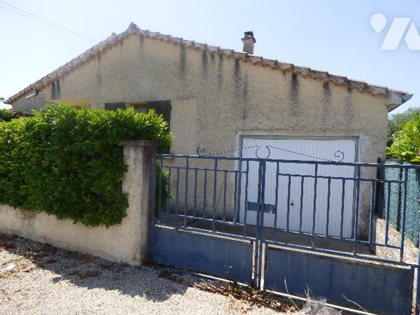 Villa plain pied en quartier calme avec garage et cabanon, sur un terrain clos et arboré de 492 m².