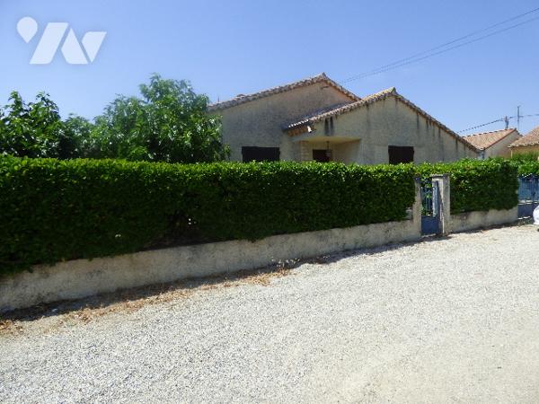 Villa plain pied en quartier calme avec garage et cabanon, sur un terrain clos et arboré de 492 m².