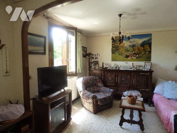 Villa plain pied en quartier calme avec garage et cabanon, sur un terrain clos et arboré de 492 m².