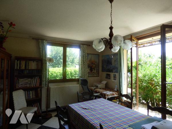 Villa plain pied en quartier calme avec garage et cabanon, sur un terrain clos et arboré de 492 m².