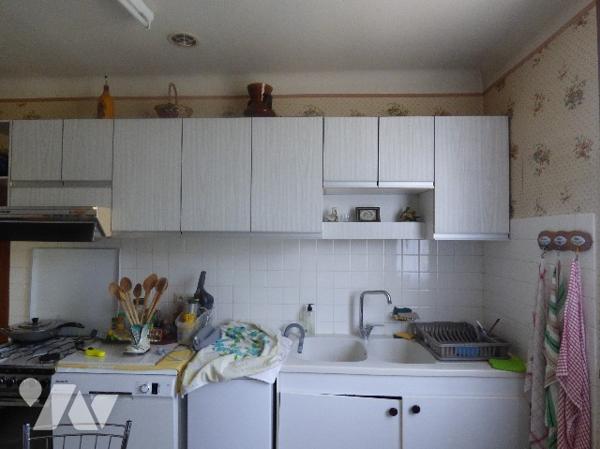 Villa plain pied en quartier calme avec garage et cabanon, sur un terrain clos et arboré de 492 m².