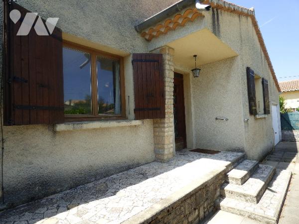 Villa plain pied en quartier calme avec garage et cabanon, sur un terrain clos et arboré de 492 m².