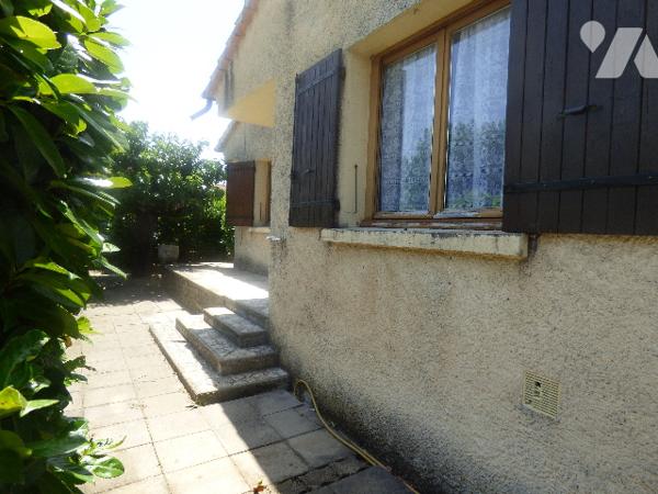 Villa plain pied en quartier calme avec garage et cabanon, sur un terrain clos et arboré de 492 m².