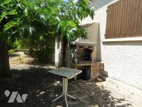 Villa plain pied en quartier calme avec garage et cabanon, sur un terrain clos et arboré de 492 m².