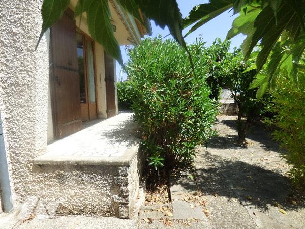 Villa plain pied en quartier calme avec garage et cabanon, sur un terrain clos et arboré de 492 m².