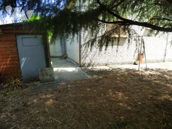 Villa plain pied en quartier calme avec garage et cabanon, sur un terrain clos et arboré de 492 m².