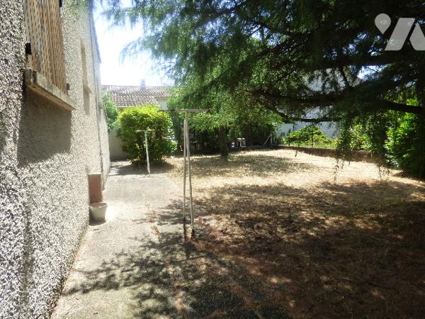 Villa plain pied en quartier calme avec garage et cabanon, sur un terrain clos et arboré de 492 m².