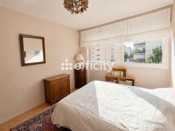 Appartement
         2 pièces
        - 65 m² 325 000 € *