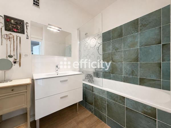 Appartement
         2 pièces
        - 65 m² 325 000 € *