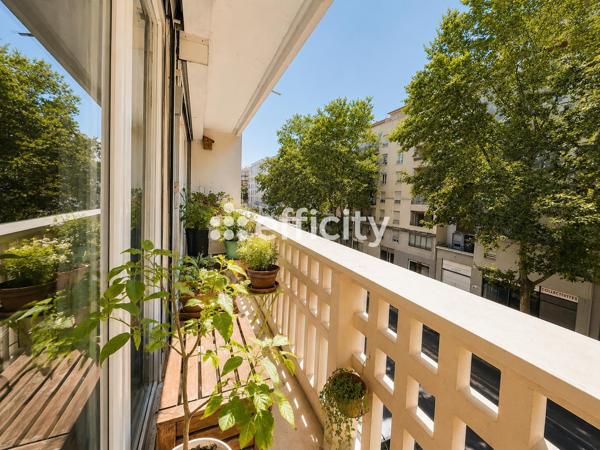 Appartement
         2 pièces
        - 65 m² 325 000 € *