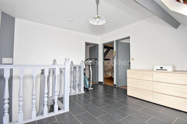 Découvrez cette maison familiale de 135 m² environ située à Ormesson-sur-Marne, alliant luminosité, espace et fonctionnalité. 
Elle bénéficie d’un accès pratique aux transports, avec les gares RER de Chennevières-sur-Marne ou Sucy-Bonneuil, et se trouve à environ 20-25 minutes de Paris en voiture.
Dès l’entrée, vous serez séduit par un salon-salle à manger spacieux, ouvrant sur une terrasse carrelée qui prolonge agréablement l’espace de vie vers l’extérieur.
La cuisine indépendante, aménagée et équipée communique avec un double garage incluant un coin buanderie, offrant un gain de place appréciable au quotidien ainsi qu’une cave. Un WC séparé complète ce niveau.
À l’étage, un grand palier peut être aménagé selon vos besoins en bureau, espaces jeux, coin détente... Il dessert quatre belles chambres, ainsi qu’une salle d’eau moderne et un WC séparé.

Les extérieurs sont un véritable atout : le jardin permet de profiter pleinement de l’extérieur, tandis que la terrasse offre un espace convivial pour les repas en famille, avec un barbecue couvert. Des dépendances complètent cet ensemble pour le stockage.

Cette maison a été parfaitement entretenue et bénéficie de nombreux atouts : double vitrage en aluminium pour une bonne isolation phonique et thermique. Le DPE en classe D (196 kWh/m²) atteste de sa performance énergétique.
Proche des écoles, commerces et parcs, cette maison est prête à emménager sans travaux, offrant un cadre de vie agréable pour une famille.

Contactez-moi pour organiser une visite ou obtenir plus d’informations.