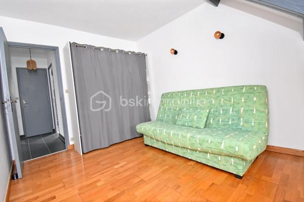 Découvrez cette maison familiale de 135 m² environ située à Ormesson-sur-Marne, alliant luminosité, espace et fonctionnalité. 
Elle bénéficie d’un accès pratique aux transports, avec les gares RER de Chennevières-sur-Marne ou Sucy-Bonneuil, et se trouve à environ 20-25 minutes de Paris en voiture.
Dès l’entrée, vous serez séduit par un salon-salle à manger spacieux, ouvrant sur une terrasse carrelée qui prolonge agréablement l’espace de vie vers l’extérieur.
La cuisine indépendante, aménagée et équipée communique avec un double garage incluant un coin buanderie, offrant un gain de place appréciable au quotidien ainsi qu’une cave. Un WC séparé complète ce niveau.
À l’étage, un grand palier peut être aménagé selon vos besoins en bureau, espaces jeux, coin détente... Il dessert quatre belles chambres, ainsi qu’une salle d’eau moderne et un WC séparé.

Les extérieurs sont un véritable atout : le jardin permet de profiter pleinement de l’extérieur, tandis que la terrasse offre un espace convivial pour les repas en famille, avec un barbecue couvert. Des dépendances complètent cet ensemble pour le stockage.

Cette maison a été parfaitement entretenue et bénéficie de nombreux atouts : double vitrage en aluminium pour une bonne isolation phonique et thermique. Le DPE en classe D (196 kWh/m²) atteste de sa performance énergétique.
Proche des écoles, commerces et parcs, cette maison est prête à emménager sans travaux, offrant un cadre de vie agréable pour une famille.

Contactez-moi pour organiser une visite ou obtenir plus d’informations.