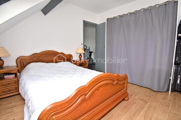 Découvrez cette maison familiale de 135 m² environ située à Ormesson-sur-Marne, alliant luminosité, espace et fonctionnalité. 
Elle bénéficie d’un accès pratique aux transports, avec les gares RER de Chennevières-sur-Marne ou Sucy-Bonneuil, et se trouve à environ 20-25 minutes de Paris en voiture.
Dès l’entrée, vous serez séduit par un salon-salle à manger spacieux, ouvrant sur une terrasse carrelée qui prolonge agréablement l’espace de vie vers l’extérieur.
La cuisine indépendante, aménagée et équipée communique avec un double garage incluant un coin buanderie, offrant un gain de place appréciable au quotidien ainsi qu’une cave. Un WC séparé complète ce niveau.
À l’étage, un grand palier peut être aménagé selon vos besoins en bureau, espaces jeux, coin détente... Il dessert quatre belles chambres, ainsi qu’une salle d’eau moderne et un WC séparé.

Les extérieurs sont un véritable atout : le jardin permet de profiter pleinement de l’extérieur, tandis que la terrasse offre un espace convivial pour les repas en famille, avec un barbecue couvert. Des dépendances complètent cet ensemble pour le stockage.

Cette maison a été parfaitement entretenue et bénéficie de nombreux atouts : double vitrage en aluminium pour une bonne isolation phonique et thermique. Le DPE en classe D (196 kWh/m²) atteste de sa performance énergétique.
Proche des écoles, commerces et parcs, cette maison est prête à emménager sans travaux, offrant un cadre de vie agréable pour une famille.

Contactez-moi pour organiser une visite ou obtenir plus d’informations.