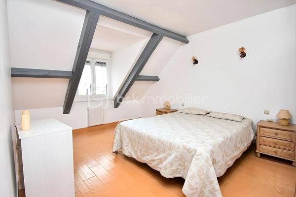 Découvrez cette maison familiale de 135 m² environ située à Ormesson-sur-Marne, alliant luminosité, espace et fonctionnalité. 
Elle bénéficie d’un accès pratique aux transports, avec les gares RER de Chennevières-sur-Marne ou Sucy-Bonneuil, et se trouve à environ 20-25 minutes de Paris en voiture.
Dès l’entrée, vous serez séduit par un salon-salle à manger spacieux, ouvrant sur une terrasse carrelée qui prolonge agréablement l’espace de vie vers l’extérieur.
La cuisine indépendante, aménagée et équipée communique avec un double garage incluant un coin buanderie, offrant un gain de place appréciable au quotidien ainsi qu’une cave. Un WC séparé complète ce niveau.
À l’étage, un grand palier peut être aménagé selon vos besoins en bureau, espaces jeux, coin détente... Il dessert quatre belles chambres, ainsi qu’une salle d’eau moderne et un WC séparé.

Les extérieurs sont un véritable atout : le jardin permet de profiter pleinement de l’extérieur, tandis que la terrasse offre un espace convivial pour les repas en famille, avec un barbecue couvert. Des dépendances complètent cet ensemble pour le stockage.

Cette maison a été parfaitement entretenue et bénéficie de nombreux atouts : double vitrage en aluminium pour une bonne isolation phonique et thermique. Le DPE en classe D (196 kWh/m²) atteste de sa performance énergétique.
Proche des écoles, commerces et parcs, cette maison est prête à emménager sans travaux, offrant un cadre de vie agréable pour une famille.

Contactez-moi pour organiser une visite ou obtenir plus d’informations.