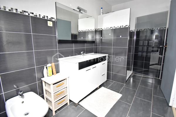 Découvrez cette maison familiale de 135 m² environ située à Ormesson-sur-Marne, alliant luminosité, espace et fonctionnalité. 
Elle bénéficie d’un accès pratique aux transports, avec les gares RER de Chennevières-sur-Marne ou Sucy-Bonneuil, et se trouve à environ 20-25 minutes de Paris en voiture.
Dès l’entrée, vous serez séduit par un salon-salle à manger spacieux, ouvrant sur une terrasse carrelée qui prolonge agréablement l’espace de vie vers l’extérieur.
La cuisine indépendante, aménagée et équipée communique avec un double garage incluant un coin buanderie, offrant un gain de place appréciable au quotidien ainsi qu’une cave. Un WC séparé complète ce niveau.
À l’étage, un grand palier peut être aménagé selon vos besoins en bureau, espaces jeux, coin détente... Il dessert quatre belles chambres, ainsi qu’une salle d’eau moderne et un WC séparé.

Les extérieurs sont un véritable atout : le jardin permet de profiter pleinement de l’extérieur, tandis que la terrasse offre un espace convivial pour les repas en famille, avec un barbecue couvert. Des dépendances complètent cet ensemble pour le stockage.

Cette maison a été parfaitement entretenue et bénéficie de nombreux atouts : double vitrage en aluminium pour une bonne isolation phonique et thermique. Le DPE en classe D (196 kWh/m²) atteste de sa performance énergétique.
Proche des écoles, commerces et parcs, cette maison est prête à emménager sans travaux, offrant un cadre de vie agréable pour une famille.

Contactez-moi pour organiser une visite ou obtenir plus d’informations.
