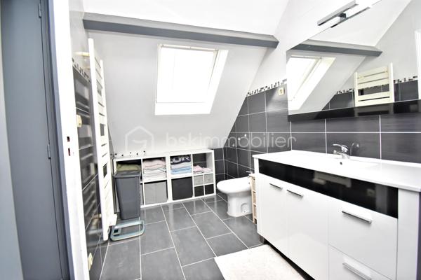 Découvrez cette maison familiale de 135 m² environ située à Ormesson-sur-Marne, alliant luminosité, espace et fonctionnalité. 
Elle bénéficie d’un accès pratique aux transports, avec les gares RER de Chennevières-sur-Marne ou Sucy-Bonneuil, et se trouve à environ 20-25 minutes de Paris en voiture.
Dès l’entrée, vous serez séduit par un salon-salle à manger spacieux, ouvrant sur une terrasse carrelée qui prolonge agréablement l’espace de vie vers l’extérieur.
La cuisine indépendante, aménagée et équipée communique avec un double garage incluant un coin buanderie, offrant un gain de place appréciable au quotidien ainsi qu’une cave. Un WC séparé complète ce niveau.
À l’étage, un grand palier peut être aménagé selon vos besoins en bureau, espaces jeux, coin détente... Il dessert quatre belles chambres, ainsi qu’une salle d’eau moderne et un WC séparé.

Les extérieurs sont un véritable atout : le jardin permet de profiter pleinement de l’extérieur, tandis que la terrasse offre un espace convivial pour les repas en famille, avec un barbecue couvert. Des dépendances complètent cet ensemble pour le stockage.

Cette maison a été parfaitement entretenue et bénéficie de nombreux atouts : double vitrage en aluminium pour une bonne isolation phonique et thermique. Le DPE en classe D (196 kWh/m²) atteste de sa performance énergétique.
Proche des écoles, commerces et parcs, cette maison est prête à emménager sans travaux, offrant un cadre de vie agréable pour une famille.

Contactez-moi pour organiser une visite ou obtenir plus d’informations.