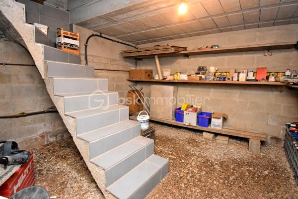 Découvrez cette maison familiale de 135 m² environ située à Ormesson-sur-Marne, alliant luminosité, espace et fonctionnalité. 
Elle bénéficie d’un accès pratique aux transports, avec les gares RER de Chennevières-sur-Marne ou Sucy-Bonneuil, et se trouve à environ 20-25 minutes de Paris en voiture.
Dès l’entrée, vous serez séduit par un salon-salle à manger spacieux, ouvrant sur une terrasse carrelée qui prolonge agréablement l’espace de vie vers l’extérieur.
La cuisine indépendante, aménagée et équipée communique avec un double garage incluant un coin buanderie, offrant un gain de place appréciable au quotidien ainsi qu’une cave. Un WC séparé complète ce niveau.
À l’étage, un grand palier peut être aménagé selon vos besoins en bureau, espaces jeux, coin détente... Il dessert quatre belles chambres, ainsi qu’une salle d’eau moderne et un WC séparé.

Les extérieurs sont un véritable atout : le jardin permet de profiter pleinement de l’extérieur, tandis que la terrasse offre un espace convivial pour les repas en famille, avec un barbecue couvert. Des dépendances complètent cet ensemble pour le stockage.

Cette maison a été parfaitement entretenue et bénéficie de nombreux atouts : double vitrage en aluminium pour une bonne isolation phonique et thermique. Le DPE en classe D (196 kWh/m²) atteste de sa performance énergétique.
Proche des écoles, commerces et parcs, cette maison est prête à emménager sans travaux, offrant un cadre de vie agréable pour une famille.

Contactez-moi pour organiser une visite ou obtenir plus d’informations.