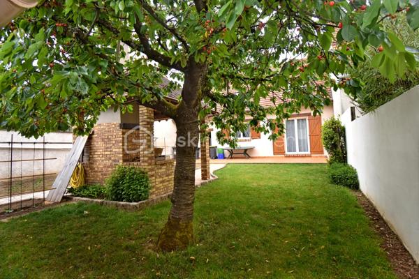 Découvrez cette maison familiale de 135 m² environ située à Ormesson-sur-Marne, alliant luminosité, espace et fonctionnalité. 
Elle bénéficie d’un accès pratique aux transports, avec les gares RER de Chennevières-sur-Marne ou Sucy-Bonneuil, et se trouve à environ 20-25 minutes de Paris en voiture.
Dès l’entrée, vous serez séduit par un salon-salle à manger spacieux, ouvrant sur une terrasse carrelée qui prolonge agréablement l’espace de vie vers l’extérieur.
La cuisine indépendante, aménagée et équipée communique avec un double garage incluant un coin buanderie, offrant un gain de place appréciable au quotidien ainsi qu’une cave. Un WC séparé complète ce niveau.
À l’étage, un grand palier peut être aménagé selon vos besoins en bureau, espaces jeux, coin détente... Il dessert quatre belles chambres, ainsi qu’une salle d’eau moderne et un WC séparé.

Les extérieurs sont un véritable atout : le jardin permet de profiter pleinement de l’extérieur, tandis que la terrasse offre un espace convivial pour les repas en famille, avec un barbecue couvert. Des dépendances complètent cet ensemble pour le stockage.

Cette maison a été parfaitement entretenue et bénéficie de nombreux atouts : double vitrage en aluminium pour une bonne isolation phonique et thermique. Le DPE en classe D (196 kWh/m²) atteste de sa performance énergétique.
Proche des écoles, commerces et parcs, cette maison est prête à emménager sans travaux, offrant un cadre de vie agréable pour une famille.

Contactez-moi pour organiser une visite ou obtenir plus d’informations.