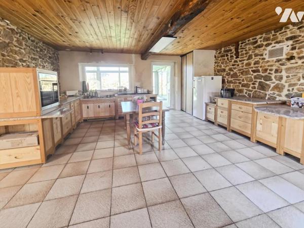 A VENDRE - MAISON EN PIERRES ET DEPENDANCES - LAUNAY-VILLIERS