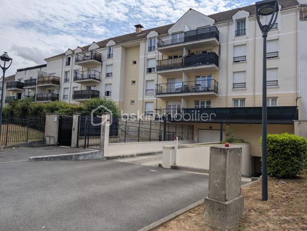 Venez découvrir ce bel appartement dans la charmante commune de Villenoy , de 43,03 m² habitables et 48,12 m² au sol, au 1er étage d'une résidence de standing sécurisée construite par Kaufman & Broad en 2012, idéalement située à 7 minutes à pied de la gare de Meaux ( train desservant Paris en 25 minutes ) et à quelques pas seulement du centre commercial "Saisons de Meaux " et des différentes commodités vous offrant un cadre de vie agréable dans un quartier très prisé.

L'appartement est composé d'une entrée avec un placard de chaque côté, d'un joli séjour de plus de 21 m²donnant sur un balcon d'environ 5 m² avec une cuisine américaine aménagée et équipée, d'une chambre de plus de 11 m² avec un grand placard et d'une superbe salle de bain entièrement rénovée avec douche à l'italienne et wc suspendu.
Vous disposez également d'une place de stationnement privative au parking situé au 1er sous sol de la résidence desservi par un ascenseur.

Vous apprécierez les faibles charges de copropriété ( une centaine d'euros par mois) et d'une taxe foncière actuellement fixée à 965 euros. 

Contactez moi dès maintenant pour organiser votre visite.