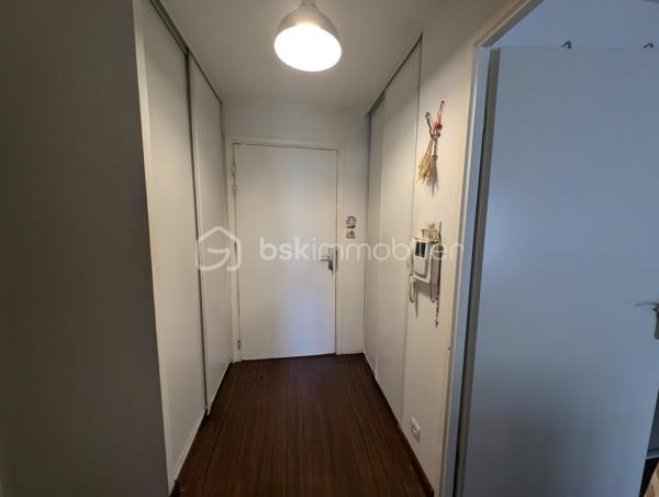 Venez découvrir ce bel appartement dans la charmante commune de Villenoy , de 43,03 m² habitables et 48,12 m² au sol, au 1er étage d'une résidence de standing sécurisée construite par Kaufman & Broad en 2012, idéalement située à 7 minutes à pied de la gare de Meaux ( train desservant Paris en 25 minutes ) et à quelques pas seulement du centre commercial "Saisons de Meaux " et des différentes commodités vous offrant un cadre de vie agréable dans un quartier très prisé.

L'appartement est composé d'une entrée avec un placard de chaque côté, d'un joli séjour de plus de 21 m²donnant sur un balcon d'environ 5 m² avec une cuisine américaine aménagée et équipée, d'une chambre de plus de 11 m² avec un grand placard et d'une superbe salle de bain entièrement rénovée avec douche à l'italienne et wc suspendu.
Vous disposez également d'une place de stationnement privative au parking situé au 1er sous sol de la résidence desservi par un ascenseur.

Vous apprécierez les faibles charges de copropriété ( une centaine d'euros par mois) et d'une taxe foncière actuellement fixée à 965 euros. 

Contactez moi dès maintenant pour organiser votre visite.