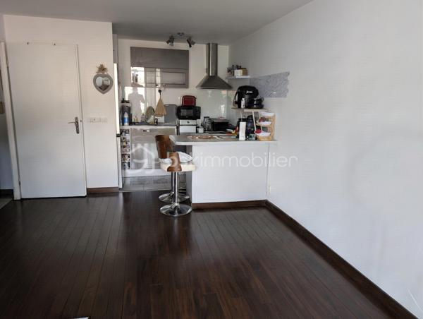 Venez découvrir ce bel appartement dans la charmante commune de Villenoy , de 43,03 m² habitables et 48,12 m² au sol, au 1er étage d'une résidence de standing sécurisée construite par Kaufman & Broad en 2012, idéalement située à 7 minutes à pied de la gare de Meaux ( train desservant Paris en 25 minutes ) et à quelques pas seulement du centre commercial "Saisons de Meaux " et des différentes commodités vous offrant un cadre de vie agréable dans un quartier très prisé.

L'appartement est composé d'une entrée avec un placard de chaque côté, d'un joli séjour de plus de 21 m²donnant sur un balcon d'environ 5 m² avec une cuisine américaine aménagée et équipée, d'une chambre de plus de 11 m² avec un grand placard et d'une superbe salle de bain entièrement rénovée avec douche à l'italienne et wc suspendu.
Vous disposez également d'une place de stationnement privative au parking situé au 1er sous sol de la résidence desservi par un ascenseur.

Vous apprécierez les faibles charges de copropriété ( une centaine d'euros par mois) et d'une taxe foncière actuellement fixée à 965 euros. 

Contactez moi dès maintenant pour organiser votre visite.