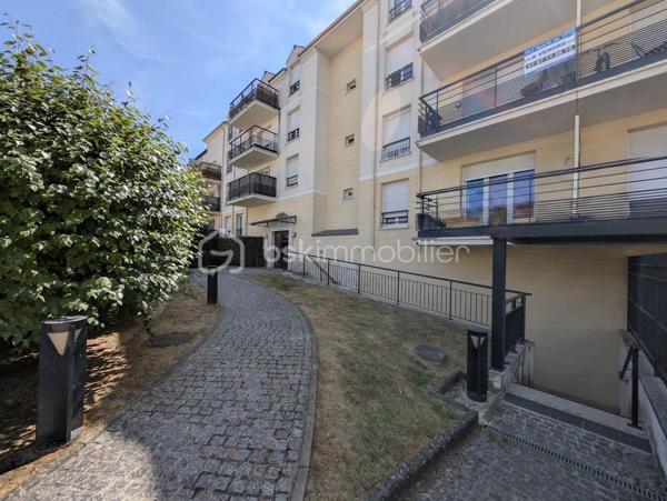 Venez découvrir ce bel appartement dans la charmante commune de Villenoy , de 43,03 m² habitables et 48,12 m² au sol, au 1er étage d'une résidence de standing sécurisée construite par Kaufman & Broad en 2012, idéalement située à 7 minutes à pied de la gare de Meaux ( train desservant Paris en 25 minutes ) et à quelques pas seulement du centre commercial "Saisons de Meaux " et des différentes commodités vous offrant un cadre de vie agréable dans un quartier très prisé.

L'appartement est composé d'une entrée avec un placard de chaque côté, d'un joli séjour de plus de 21 m²donnant sur un balcon d'environ 5 m² avec une cuisine américaine aménagée et équipée, d'une chambre de plus de 11 m² avec un grand placard et d'une superbe salle de bain entièrement rénovée avec douche à l'italienne et wc suspendu.
Vous disposez également d'une place de stationnement privative au parking situé au 1er sous sol de la résidence desservi par un ascenseur.

Vous apprécierez les faibles charges de copropriété ( une centaine d'euros par mois) et d'une taxe foncière actuellement fixée à 965 euros. 

Contactez moi dès maintenant pour organiser votre visite.